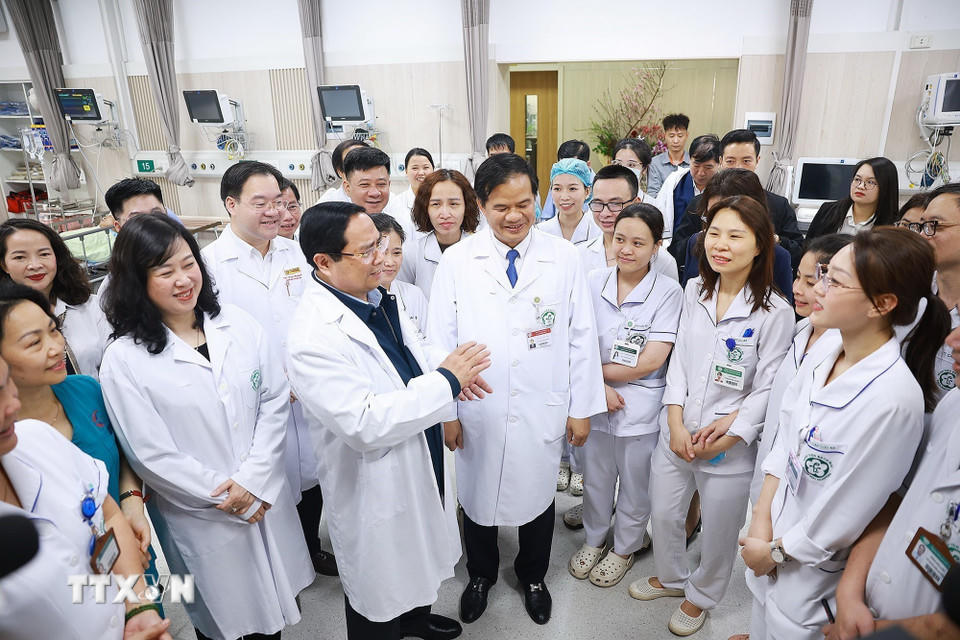 Thủ tướng Phạm Minh Chính chúc Tết, giao nhiệm vụ cho các cán bộ, bác sỹ, nhân viên y tế Bệnh viện Bạch Mai. (Ảnh: Dương Giang/TTXVN).