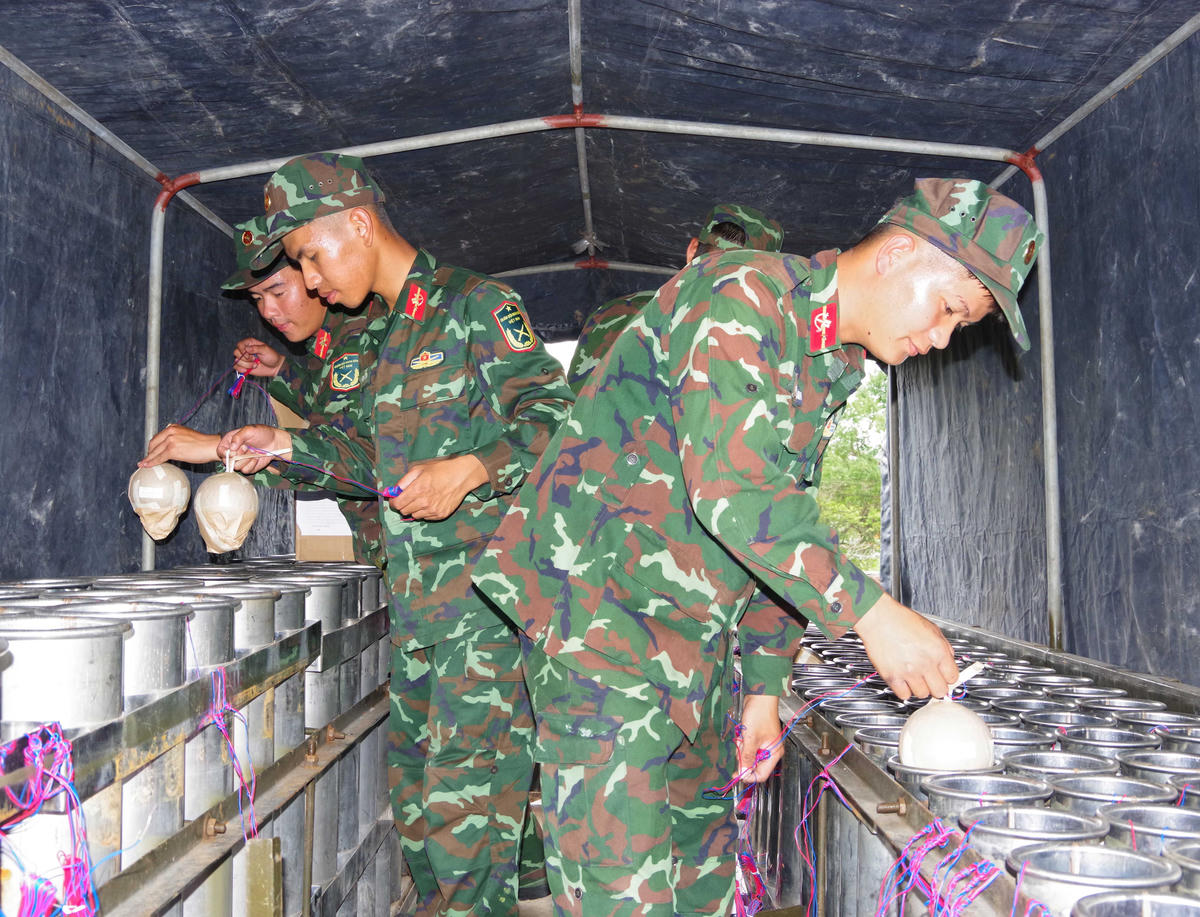 Theo Bộ CHQS thành phố Huế, đến thời điểm trưa ngày 16/2, mọi công tác chuẩn bị cho chương trình bắn pháo hoa tại các địa phương được các lực lượng triển khai cơ bản hoàn thành, các giàn pháo đã được tập kết về vị trí an toàn, các bộ điều khiển bắn, các thanh cực điện, hệ thống dây dẫn và các cực điện cũng đã được các kỹ thuật viên đấu nối và kiểm tra một cách cẩn thận, chu đáo, hàng ngàn quả pháo hoa cũng đã được bỏ vào các nòng súng, tất cả đã sẵn sàng cho thời khắc Giao thừa.&nbsp;Ảnh: Q.Đ.