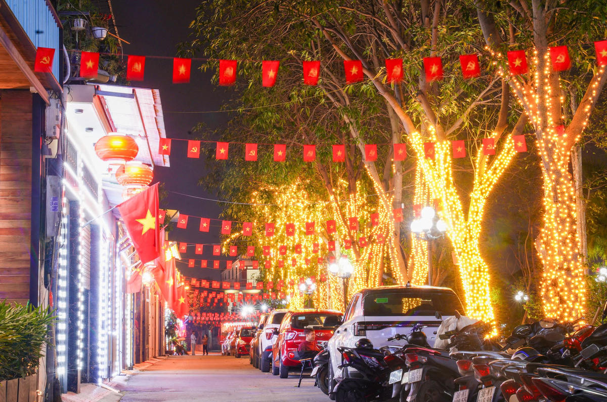 Nhiều tuyến đường tại Hà Tĩnh phủ kín cờ hoa, pano, băng rôn hòa cùng ánh sáng đa sắc. Ảnh: Cẩm Kỳ.