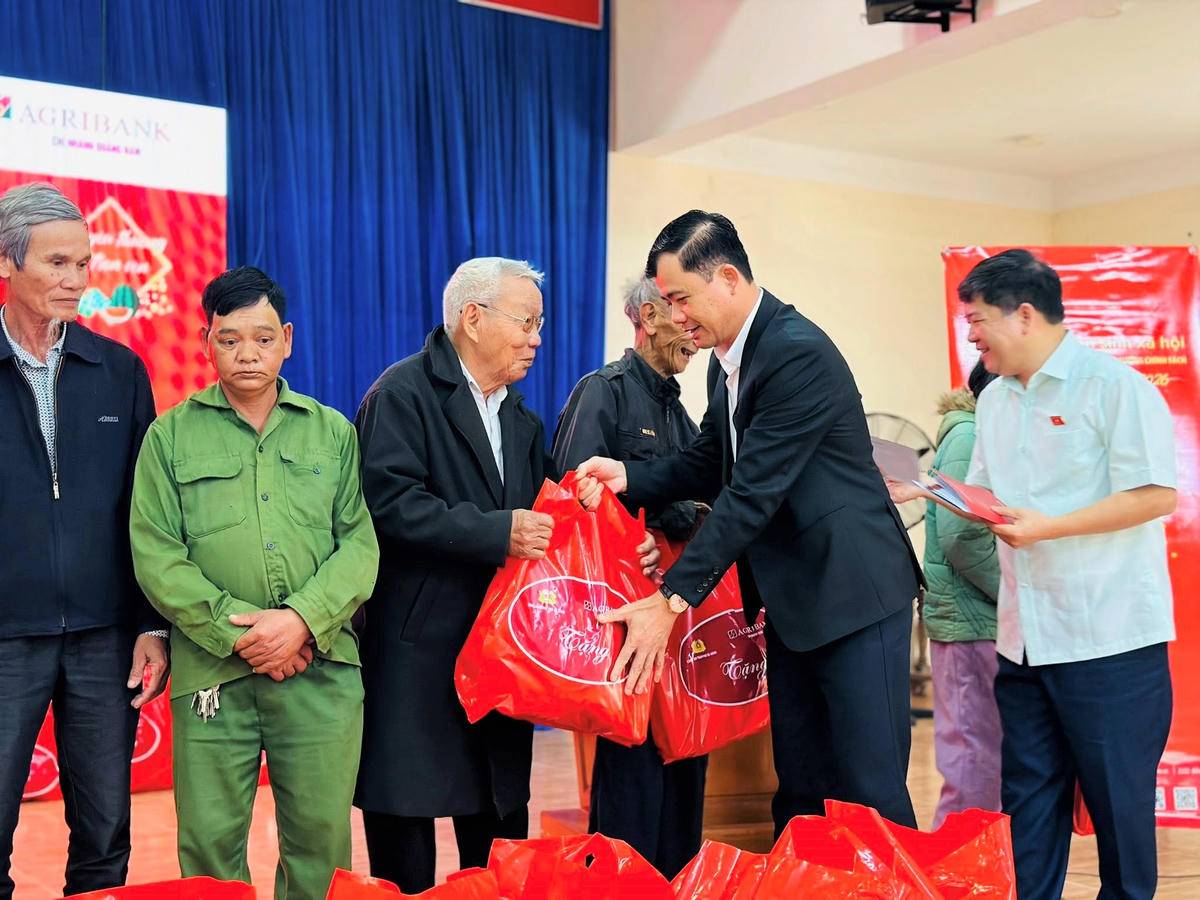 Ông Trần Ngọc Ánh, Giám đốc Agribank CN Quảng Nam trao tặng phần quà cho các hộ gia đình xã Thăng An, TP Đà Nẵng. Ảnh: CV.