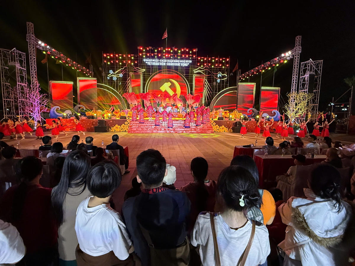 Rất đông người dân đến xem văn nghệ chào mừng năm mới 2026. Ảnh: Tấn Thành.