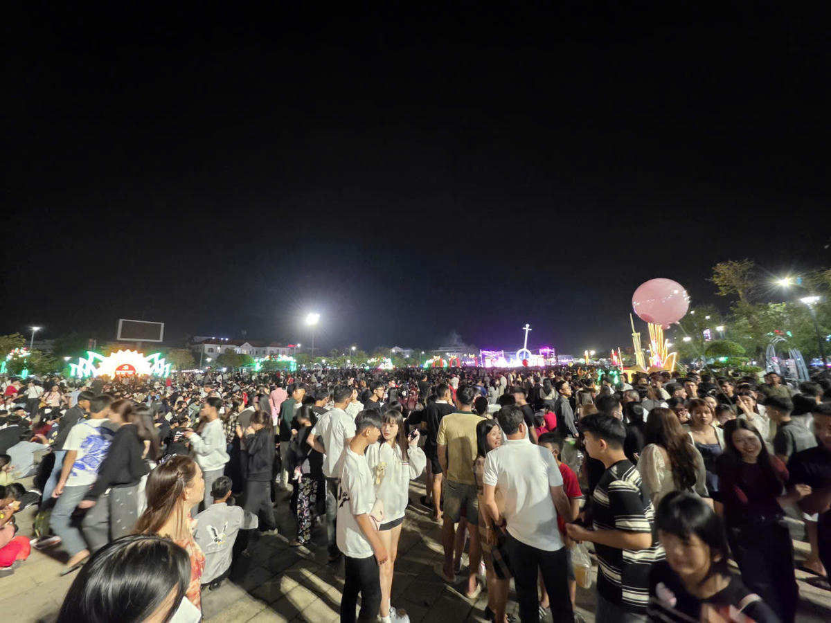 Tại khu vực Quảng trường Hùng Vương, phường Bạc Liêu hàng ngàn người tập trung để thưởng thức chương trình văn nghệ đón giao thừa xuân Bính Ngọ 2026. Ảnh: Nguyên Du