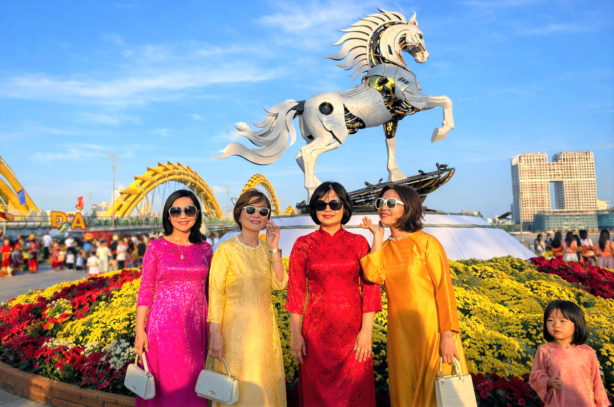 Linh vật&nbsp;'Kim mã 4.0' tại đường hoa Tết Đà Nẵng thu hút nhiều người đến check in. Ảnh: Nguyễn Tín.