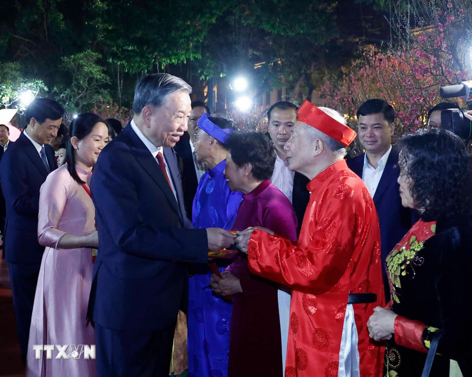 Tổng Bí thư Tô Lâm thăm hỏi, chúc Tết và mừng tuổi cho đại diện các tầng lớp nhân dân. (Ảnh: Thống Nhất/TTXVN).