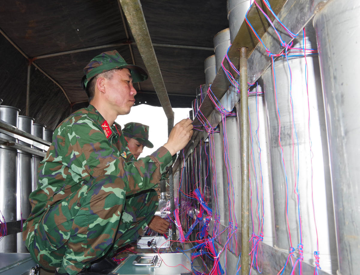 Tranh thủ điều kiện thời tiết thuận lợi các cán bộ, chiến sĩ đã triển khai thực hiện các khâu chuẩn bị một cách chặt chẽ, tỉ mỉ từ việc sắp xếp, bố trí các giàn pháo. Đặc biệt công tác đấu nối và kiểm tra các thanh thực, các bảng điều khiển, các nguồn cấp điện đến bố trí, sắp xếp các vị trí, thời gian bắn đều được từng kỹ thuật viên thực hiện một cách chặt chẽ, tỉ mỉ và chu đáo nhằm bảo đảm an toàn tuyệt đối.&nbsp;Ảnh: Q.Đ.