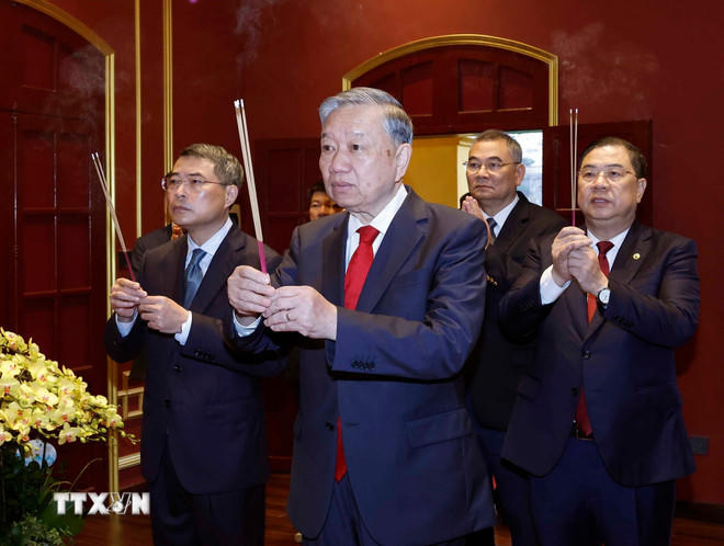 Tổng Bí thư Tô Lâm dâng hương tưởng nhớ, tri ân các bậc tiên đế có công với đất nước tại Khu Di tích Hoàng Thành Thăng Long-Hà Nội. (Ảnh: Thống Nhất/TTXVN).