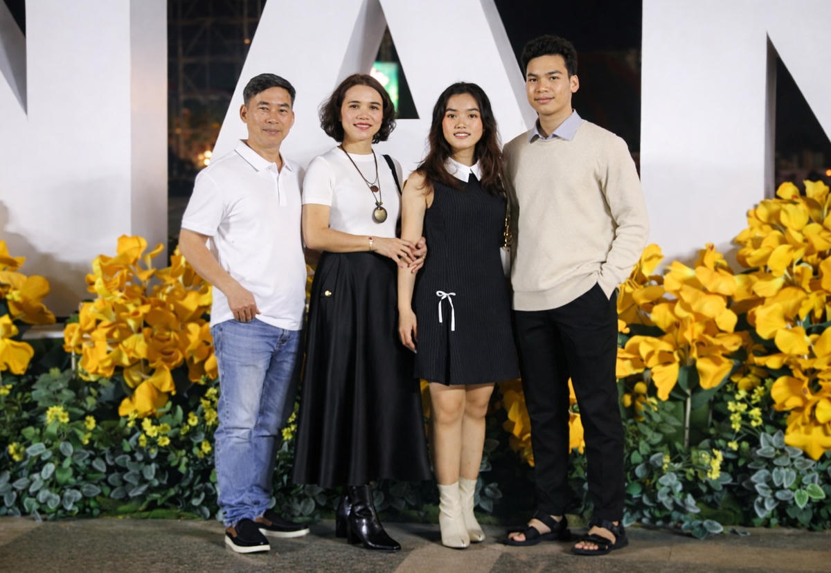 Một gia đình chụp ảnh lưu niệm ở Quảng trường 24/3, phường Bàn Thạch. Ảnh: Nguyễn Tín.