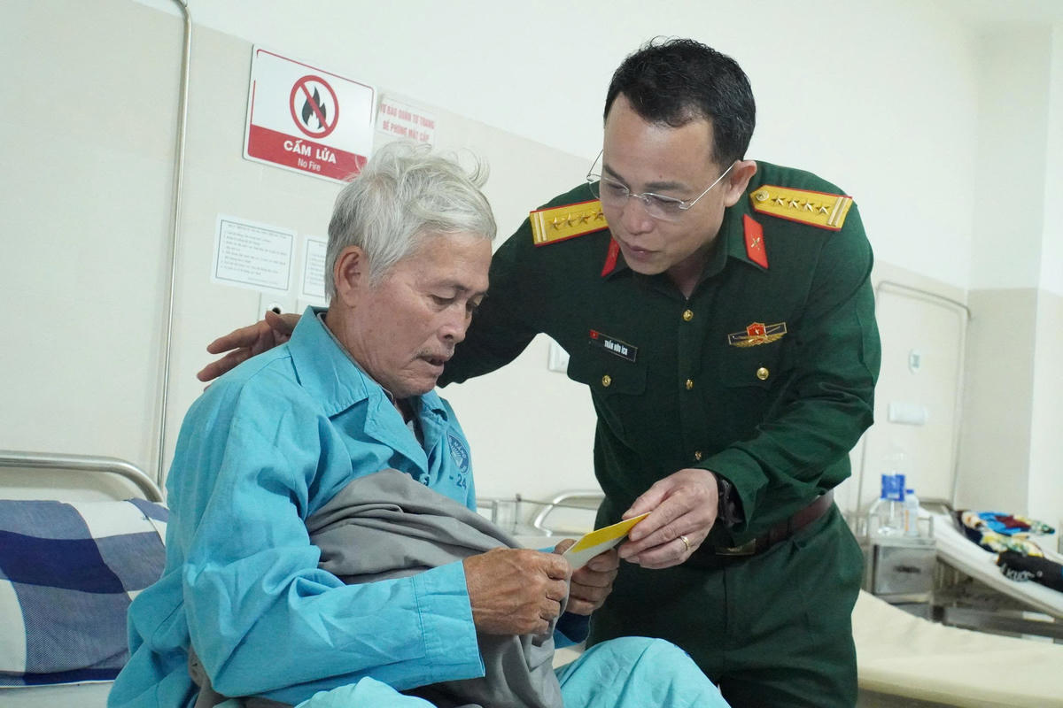 Đại tá Trần Hữu Ích, Chỉ huy trưởng Bộ CHQS TP Đà Nẵng đã đến thăm, chúc Tết và trao quà cho các bệnh nhân. Ảnh: CV.