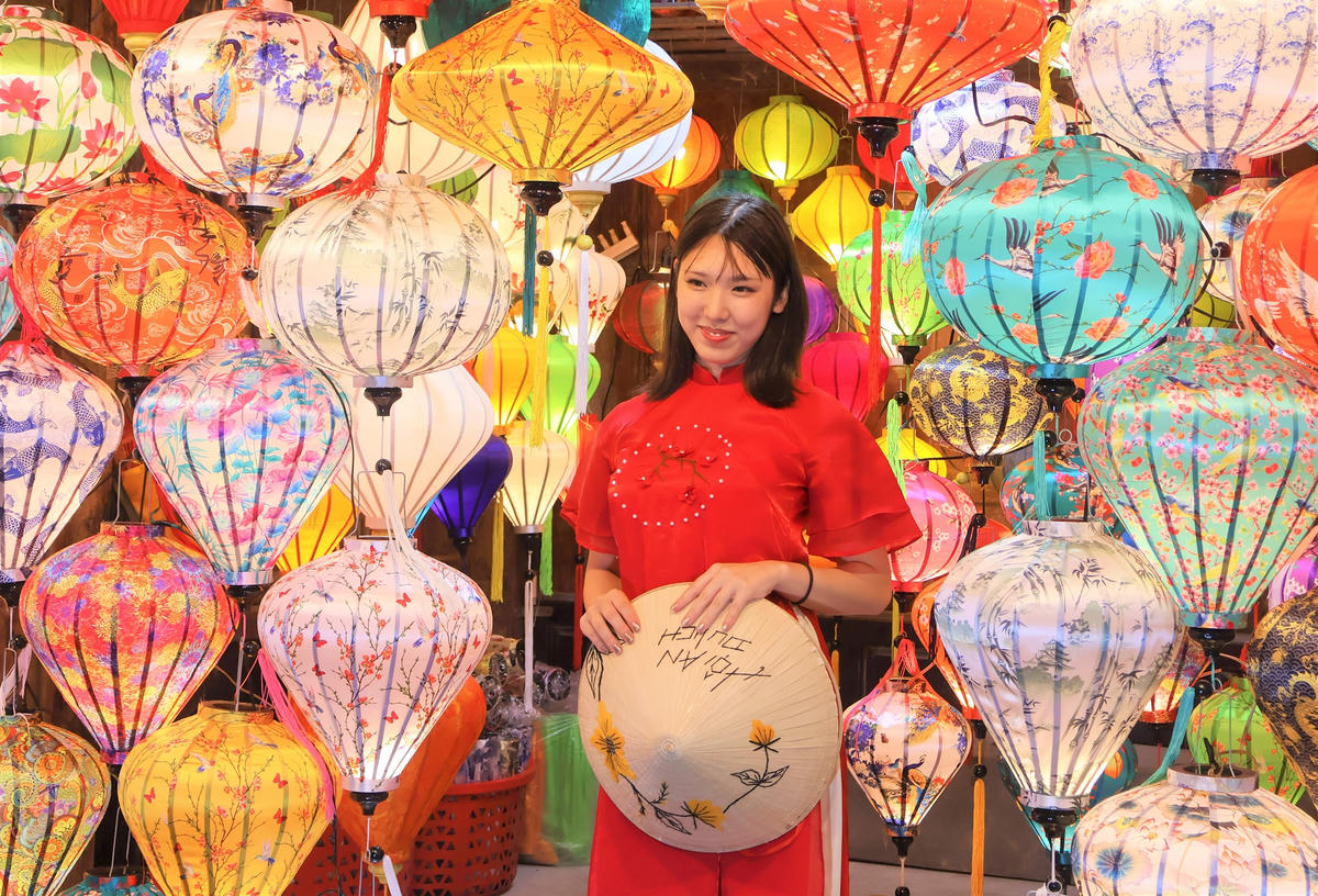 Những bạn trẻ chụp ảnh lưu niệm bên nhiều lồng đèn. Ảnh: Nguyễn Tín.