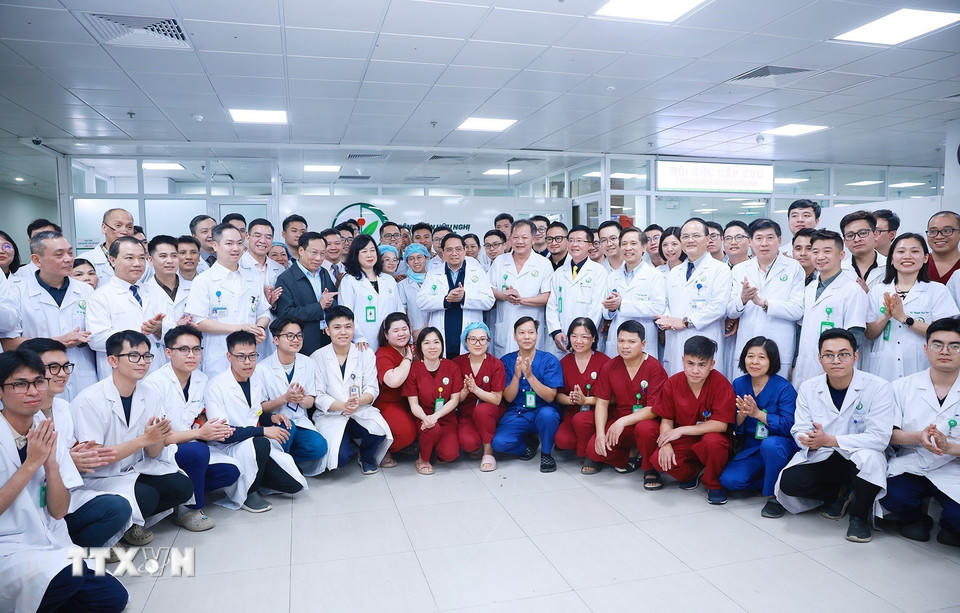 Thủ tướng Phạm Minh Chính thăm, chúc Tết cán bộ, bác sỹ, nhân viên y tế Bệnh viện hữu nghị Việt Đức. (Ảnh: Dương Giang/TTXVN).