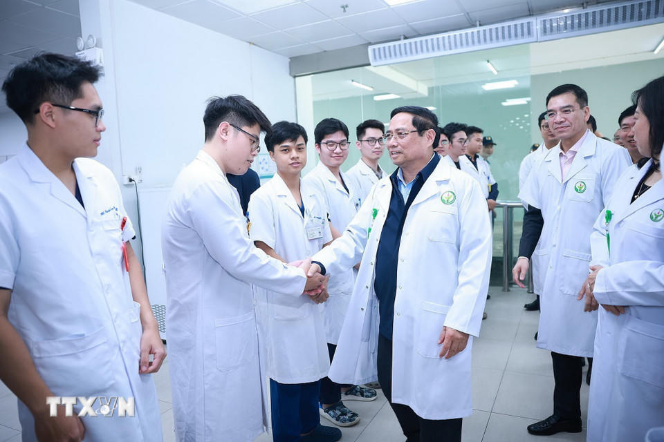 Thủ tướng Phạm Minh Chính thăm, chúc Tết cán bộ, bác sỹ, nhân viên y tế Bệnh viện hữu nghị Việt Đức. (Ảnh: Dương Giang/TTXVN).