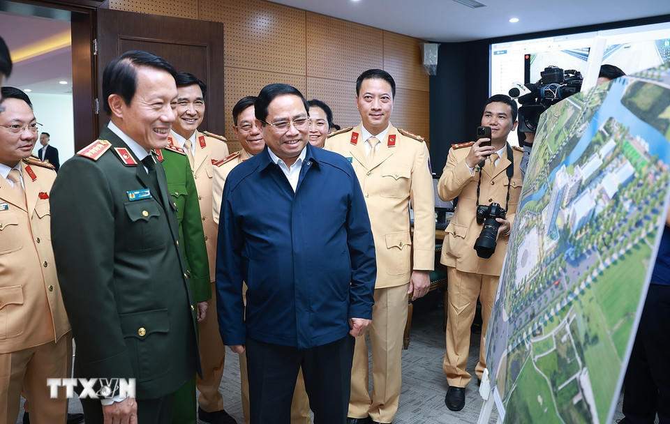 Thủ tướng Phạm Minh Chính kiểm tra công tác đảm bảo trật tự an toàn giao thông của lực lượng Cảnh sát giao thông. (Ảnh: Dương Giang/TTXVN).