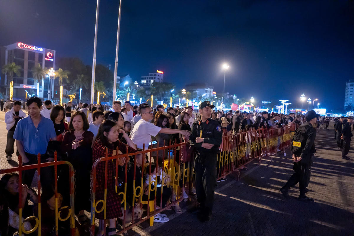 Lực lượng chức năng có mặt để đảm bảo ANTT. Ảnh: Đình Minh
