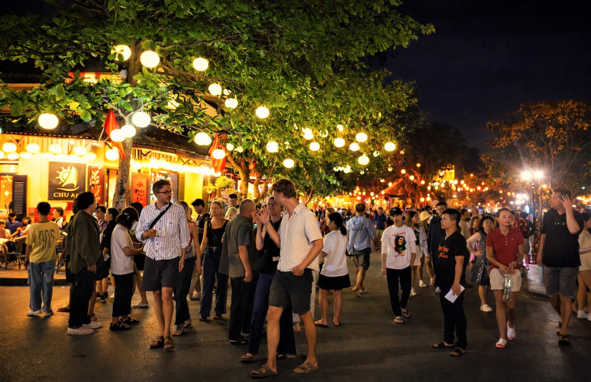 Rất đông du khách đến tham quan phố cổ Hội An và chào đón năm mới 2026. Ảnh: Chí Đại.