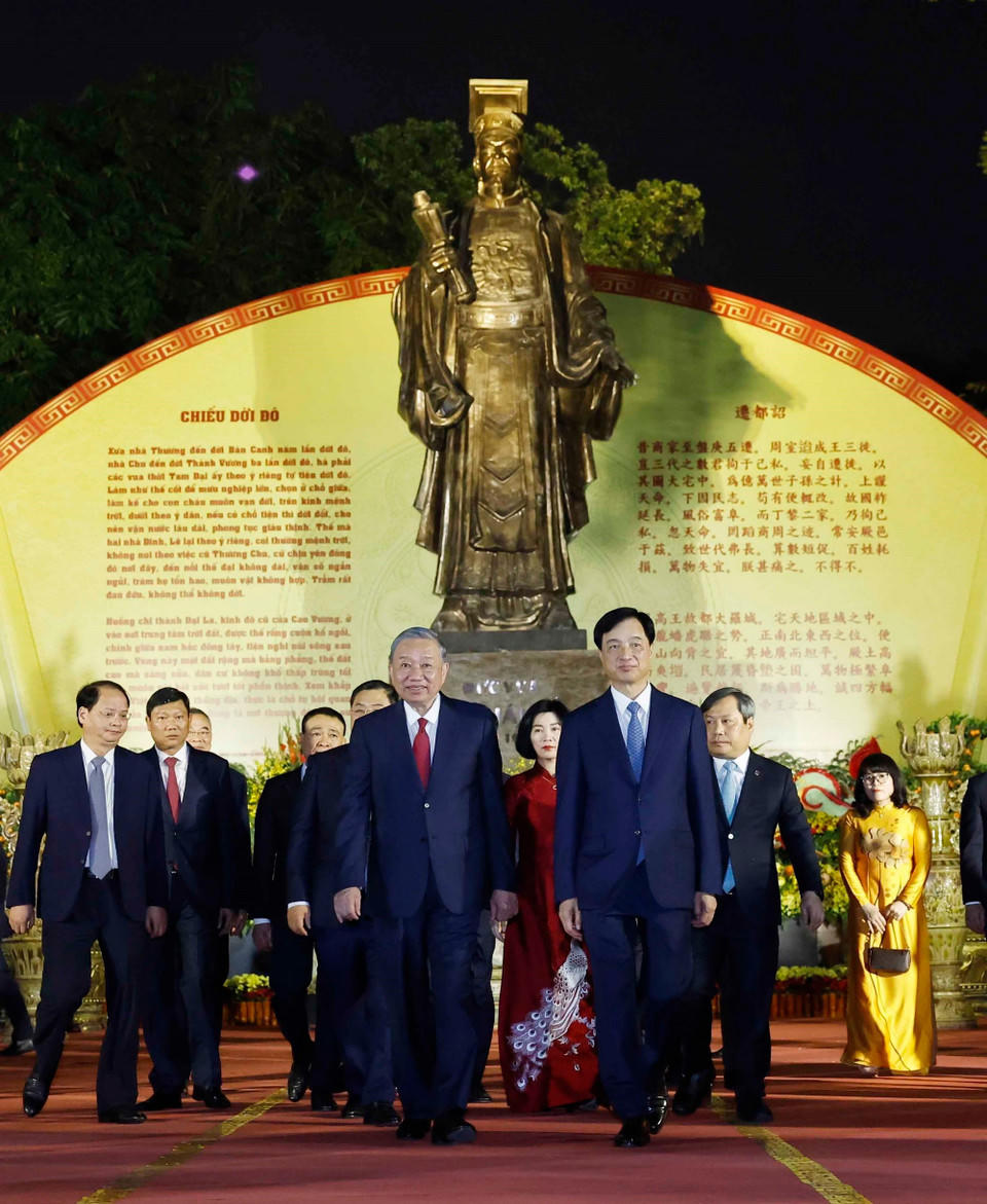 Tổng Bí thư Tô Lâm và Bí thư Thành ủy Hà Nội Nguyễn Duy Ngọc cùng các đại biểu tại tượng đài Vua Lý Thái Tổ. (Ảnh: Thống Nhất/TTXVN).