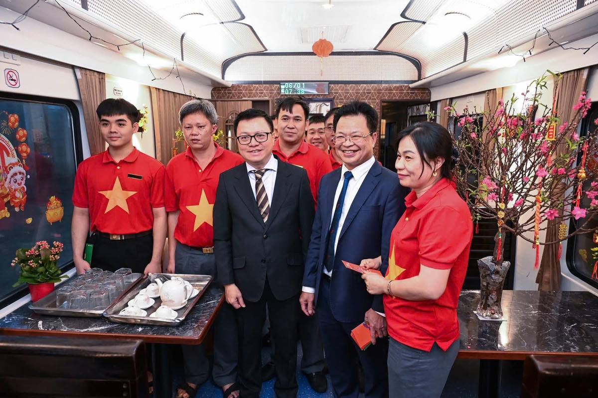 Nhà báo Lê Quốc Minh tham gia chuyến tàu Hạnh phúc