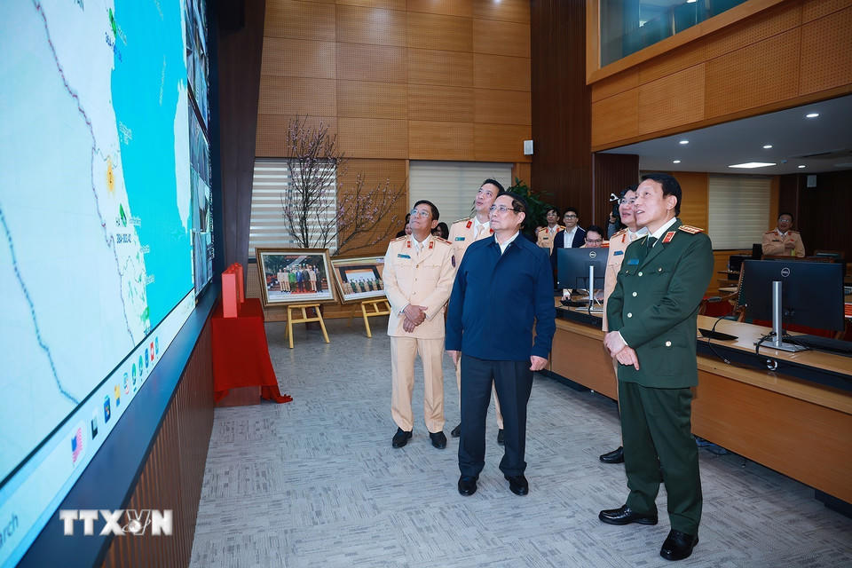 Thủ tướng Phạm Minh Chính kiểm tra công tác đảm bảo trật tự an toàn giao thông của lực lượng Cảnh sát giao thông. (Ảnh: Dương Giang/TTXVN).