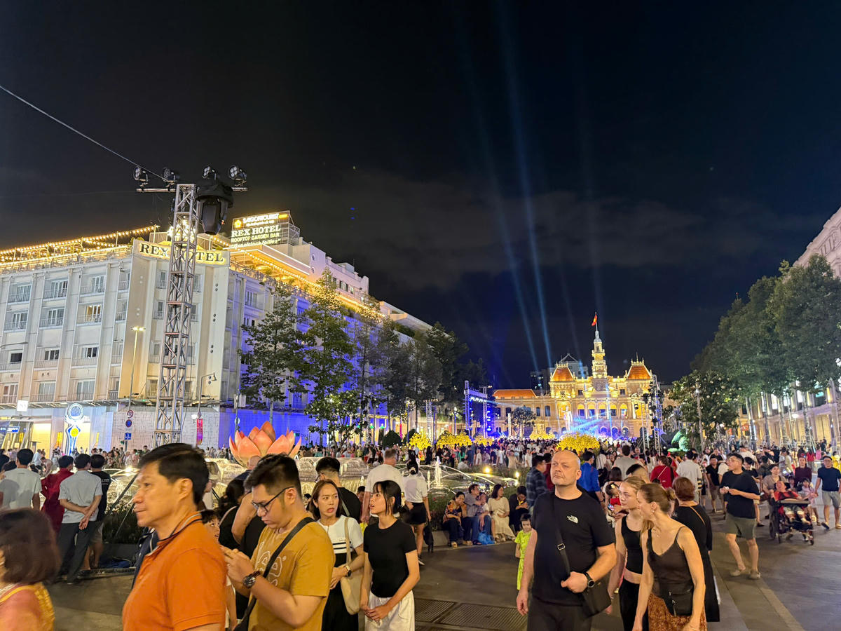 Cách trang trí tỉ mỉ, công phu và rực rỡ sắc màu của Đường hoa Nguyễn Huệ Tết Nguyên đán Bính Ngọ 2026 thu hút lượng lớn du khách trong và ngoài nước.