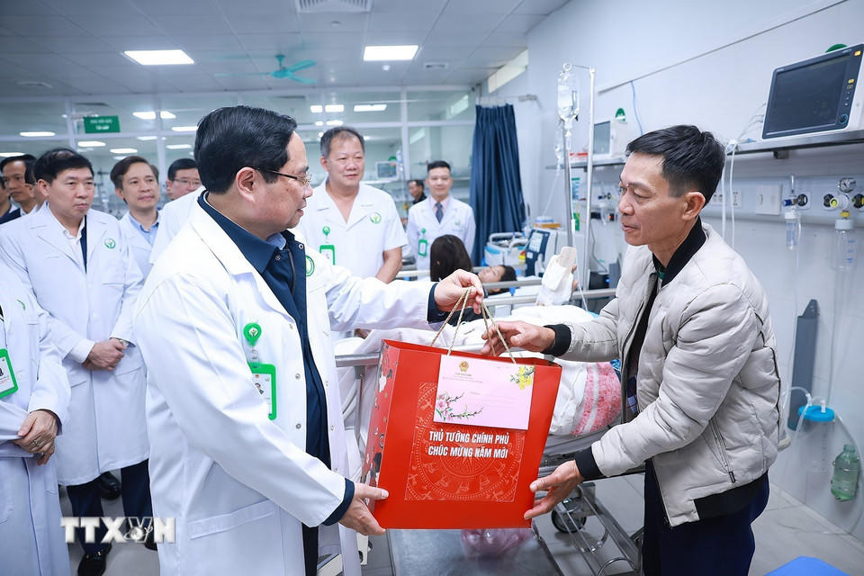 Thủ tướng Phạm Minh Chính thăm, chúc Tết, tặng quà cho bệnh nhân đang điều trị tại Bệnh viện hữu nghị Việt Đức. (Ảnh: Dương Giang/TTXVN).