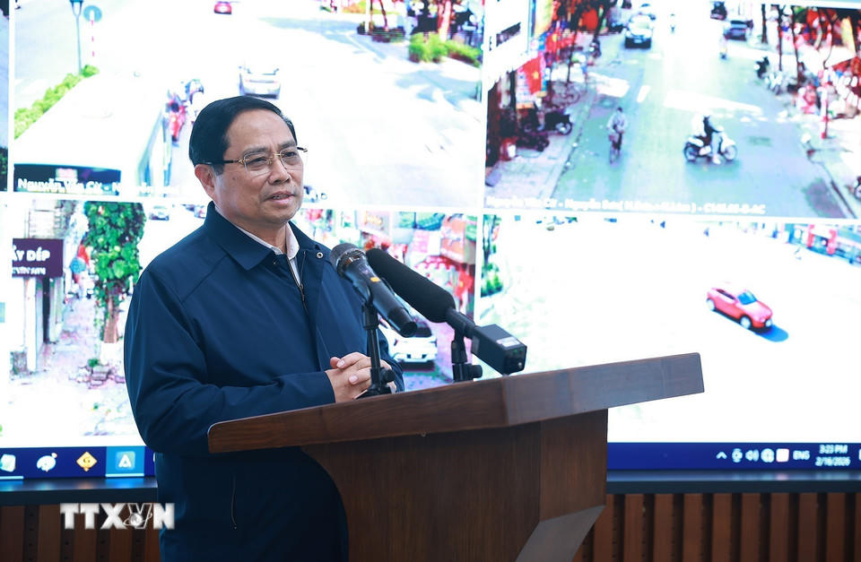 Thủ tướng Phạm Minh Chính chúc Tết và giao nhiệm vụ cho lực lượng Cảnh sát giao thông. (Ảnh: Dương Giang/TTXVN).