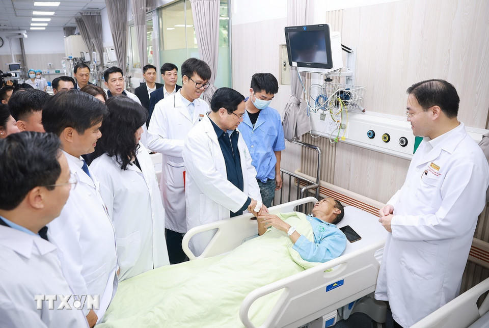 Thủ tướng Phạm Minh Chính thăm, chúc Tết bệnh nhân đang điều trị tại Bệnh viện Bạch Mai. (Ảnh: Dương Giang/TTXVN).