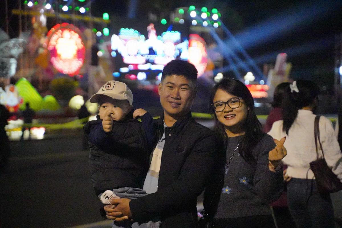 
Người dân tỉnh Gia Lai chụp ảnh lưu niệm chào đón năm mới 2026. Ảnh: Đình Sang.