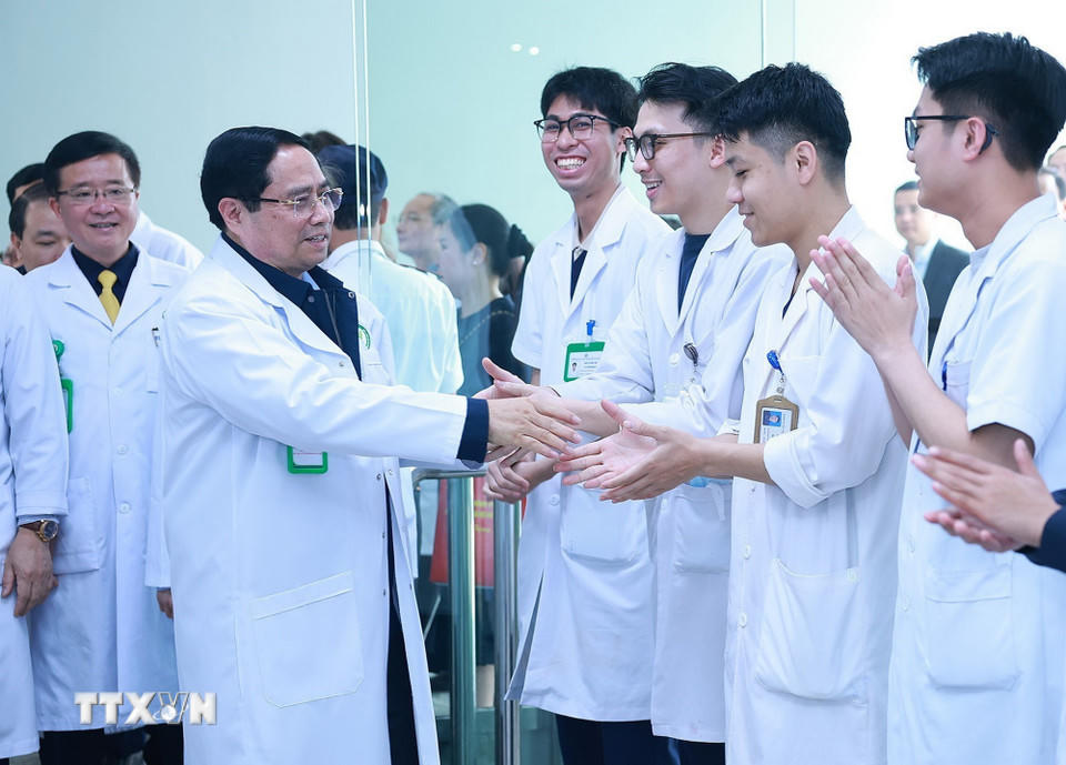 Thủ tướng Phạm Minh Chính thăm, chúc Tết cán bộ, bác sỹ, nhân viên y tế Bệnh viện hữu nghị Việt Đức. (Ảnh: Dương Giang/TTXVN).