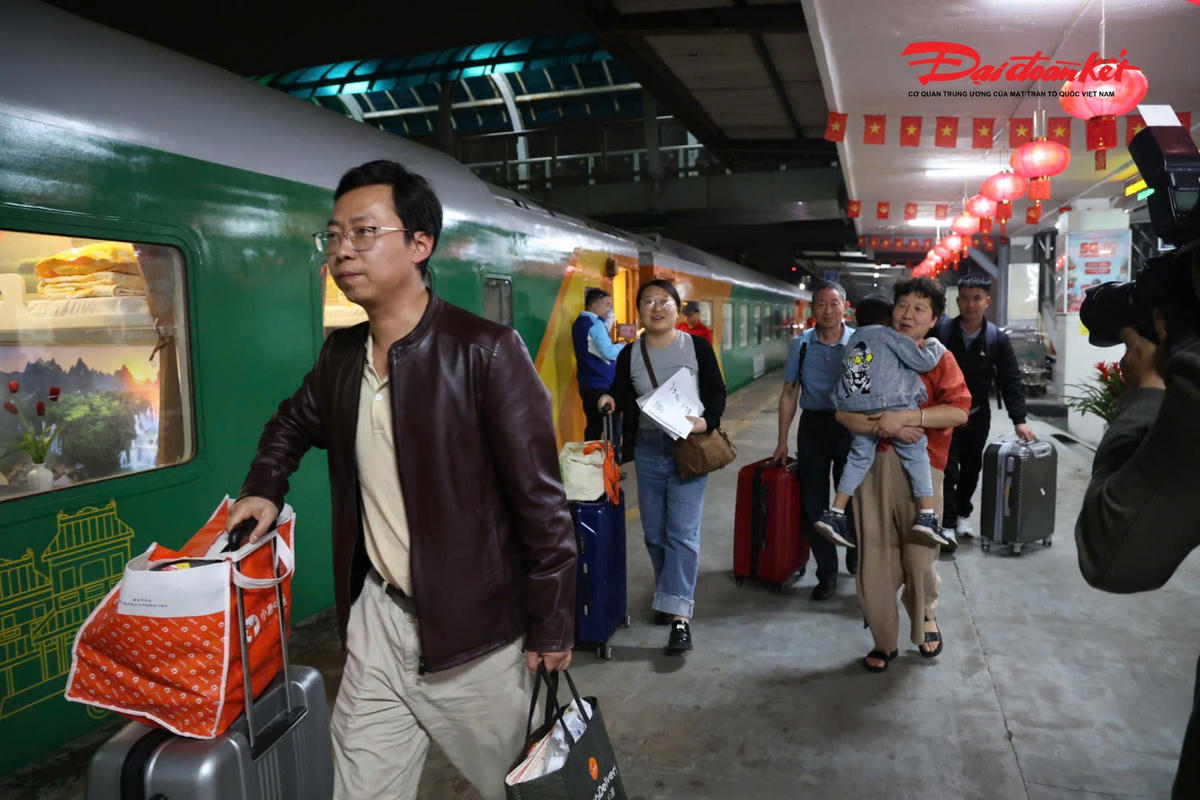 Chị Nguyễn Thu Hà (quê Nam Định), hành khách tàu cho biết đây là lần đầu tiên chị đón giao thừa trên tàu. “Ban đầu tôi cũng hơi tiếc vì không được ở nhà cùng gia đình đúng thời khắc giao thừa. Nhưng nghĩ lại, được cùng chồng và các con trải nghiệm một giao thừa đặc biệt như thế này cũng rất đáng nhớ. Khi trưởng tàu lì xì, cả toa ai cũng vui và bất ngờ”, chị Hà chia sẻ.