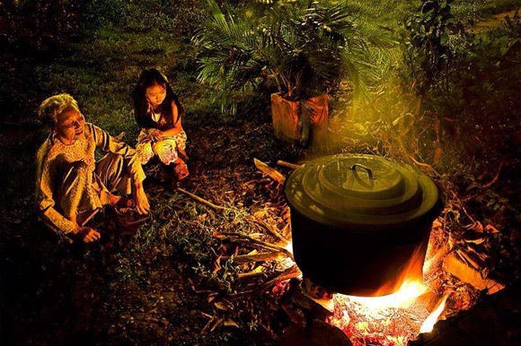 Hình ảnh lại gợi nhớ về tuổi thơ cùng nội canh nồi bánh chưng ngày Tết. Ảnh: Tư liệu&nbsp;