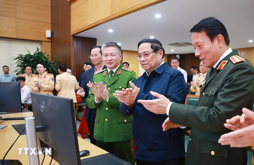Thủ tướng Phạm Minh Chính thực hiện thao tác nhắn tin chúc Tết người tham gia giao thông qua ứng dụng giao thông. (Ảnh: Dương Giang/TTXVN).