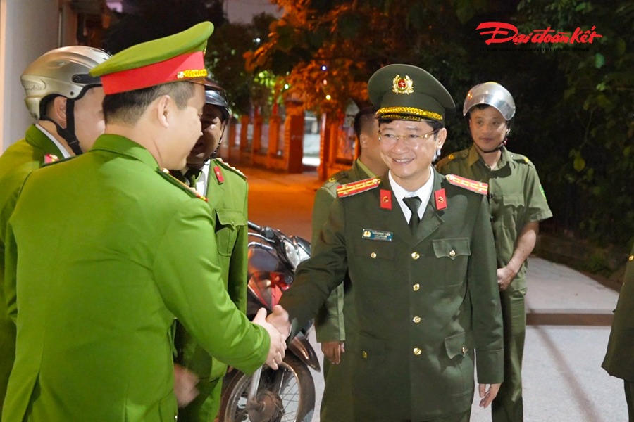 Trong đêm 16/02/2026 (29 tết Âm lịch), Đại tá Trần Ngọc Tuấn - Phó Giám đốc Công an tỉnh Nghệ An kiểm tra, chỉ đạo công tác bảo vệ an ninh trật tự và chúc Tết cán bộ, chiến sỹ đang thực hiện nhiệm vụ trực Tết tại một số đơn vị, địa phương. Ảnh: HH