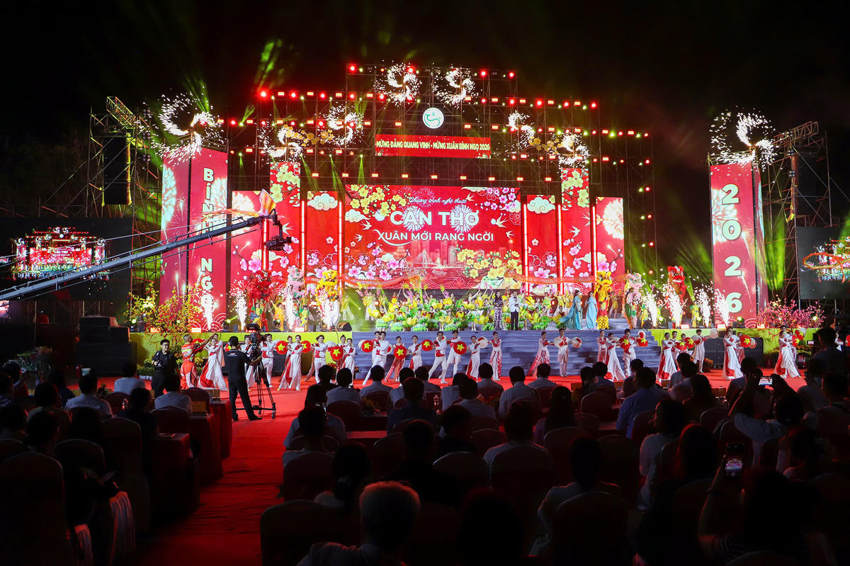 Bên cạnh đường hoa thì&nbsp;chương trình nghệ thuật đêm giao thừa tại công viên Sông Hậu, phường Cái Khế, TP Cần Thơ cũng thu hút rất đông người dân. (ảnh: C.A)