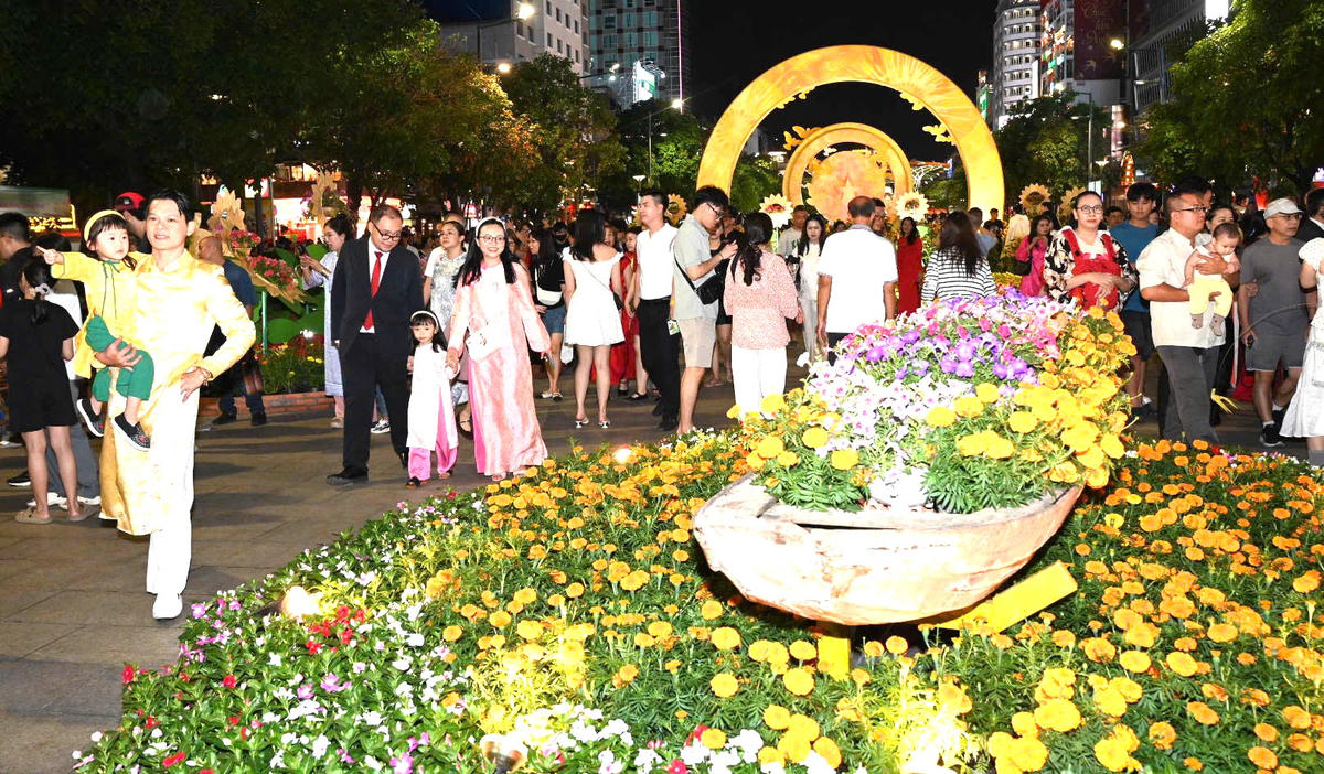 Đa số đều bày tỏ sự hào hứng trước không gian được đầu tư công phu, mang đậm tinh thần Tết cổ truyền nhưng vẫn có sự kết hợp của công nghệ trình chiếu hiện đại.