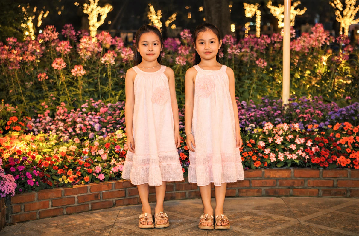 Nhiều em nhỏ chụp ảnh lưu niệm chào đón năm mới 2026. Ảnh: Chí Đại.