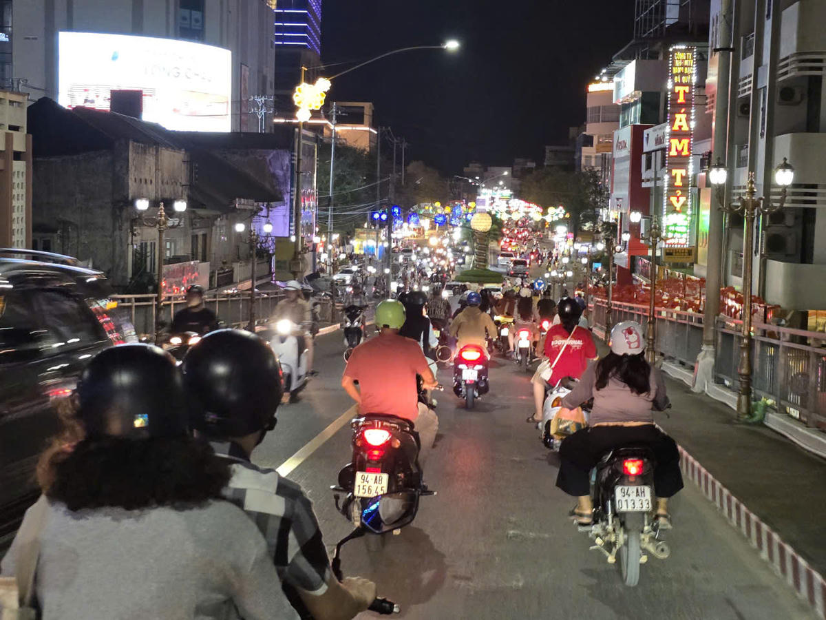 Ngay từ tối dòng người đổ về các địa điểm bắn pháo hoa mỗi lúc một đông chờ khoảnh khắc bắn pháo hoa trong đêm giao thừa. Ảnh: Nguyên Du