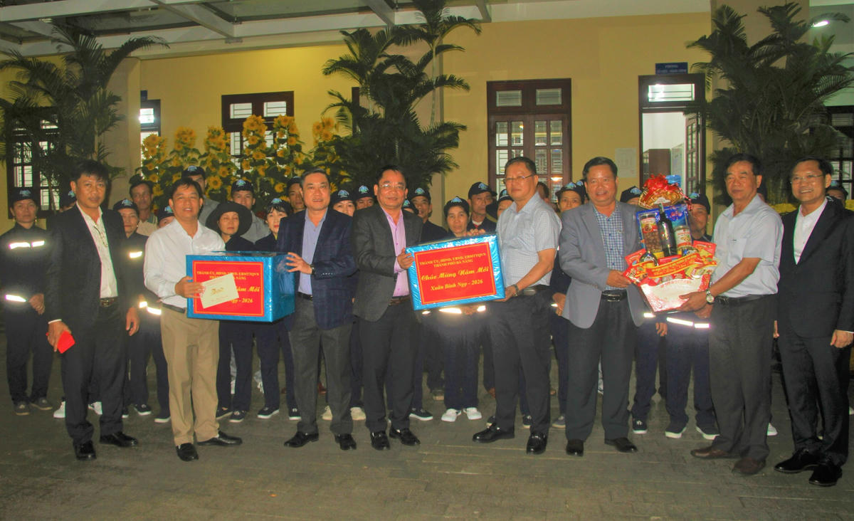 Ông Phan Thái Bình, (bên trái thứ 3), Phó Chủ tịch UBND TP Đà Nẵng tặng quà cho lãnh đạo Công ty&nbsp;Công ty CP Môi trường Đô thị Quảng Nam. Ảnh: Tấn Thành.