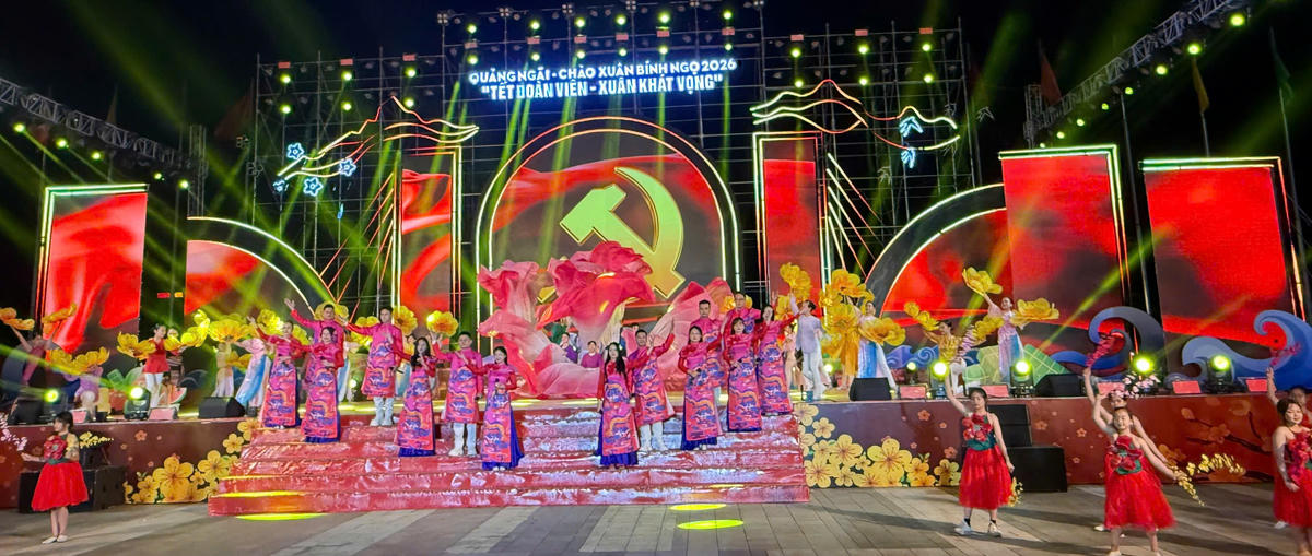 Một tiết mục văn nghệ tại Quảng trường Phạm Văn Đồng chào đón năm mới 2026. Ảnh: Tấn Thành.