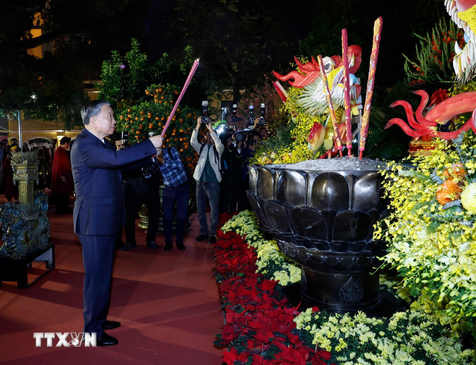 Tối 16/2/2026 (29 tháng Chạp), Tổng Bí thư Tô Lâm đến dâng hương tại tượng đài Vua Lý Thái Tổ ở vườn hoa Lý Thái Tổ, Hà Nội. (Ảnh: Thống Nhất/TTXVN).