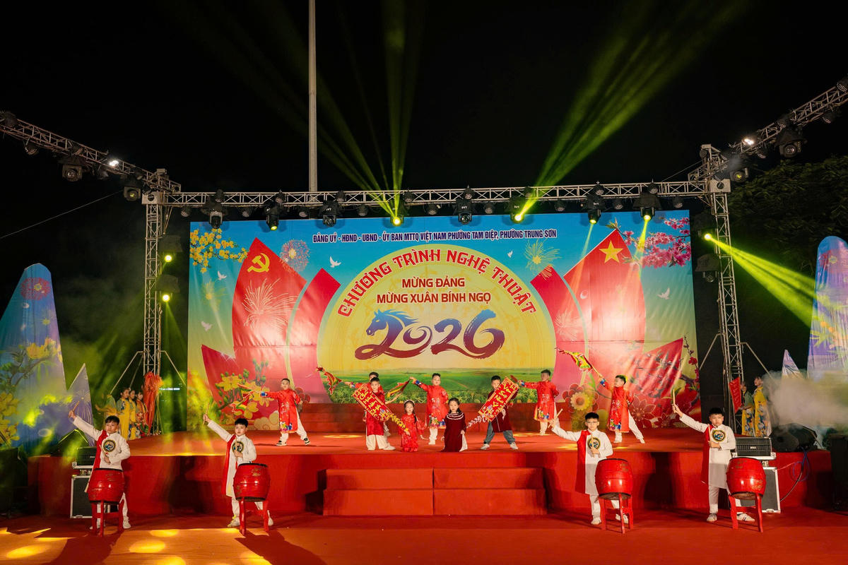 Tối 16/2, tại phường Tam Điệp (Ninh Bình), đã diễn ra chương trình nghệ thuật 'mừng Đảng - mừng Xuân Bính Ngọ'. Ảnh: Ngọc Linh