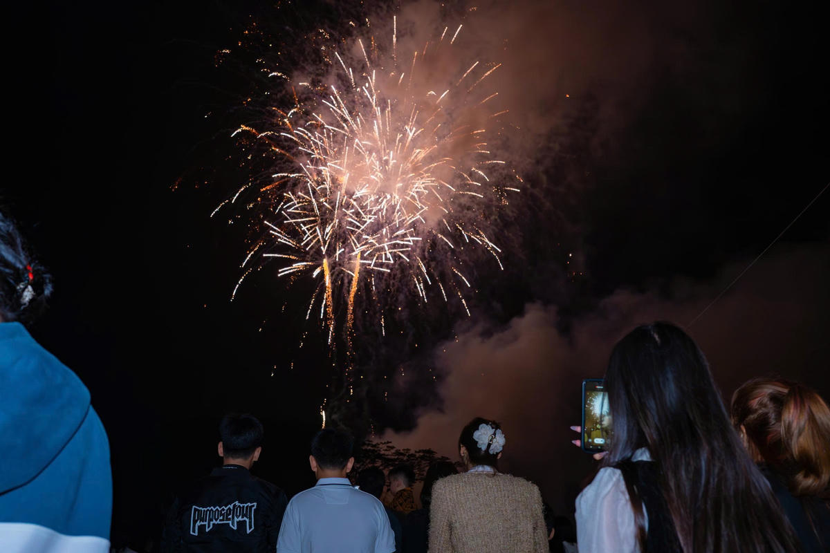 Người dân tại phường Hoa Lư ghi lại hình ảnh bắn pháo hoa chào mừng năm mới. Ảnh: Ngọc Linh