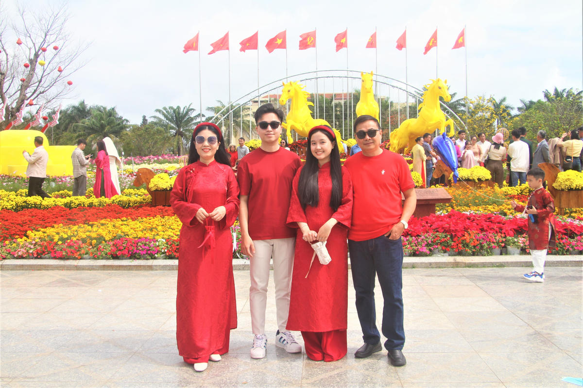 Một gia đình du xuân check in đầu năm mới tại quảng trường 24/3. Ảnh: Tấn Thành.