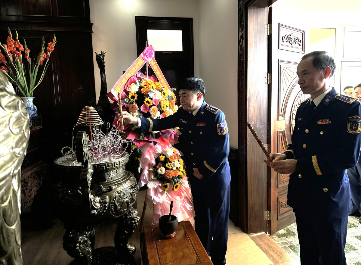 Đoàn Cảnh sát biển dâng hương tại phòng thờ Chủ tịch Hồ Chí Minh. Ảnh: Đức Định.