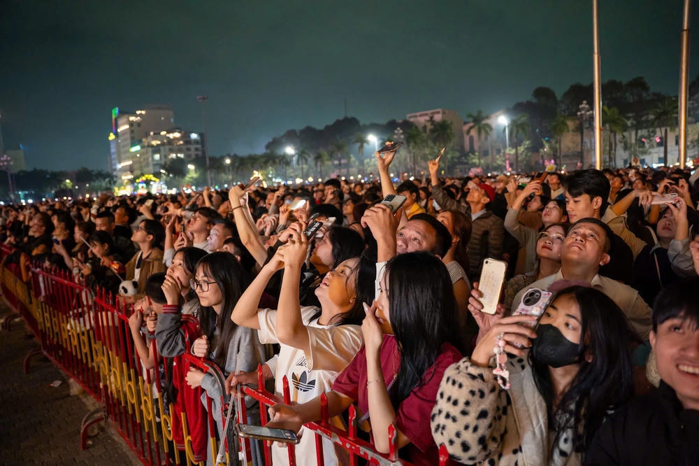 Chương trình thu hút đông đảo nhân dân và du khách tham dự. Ảnh: Hoàng Sơn