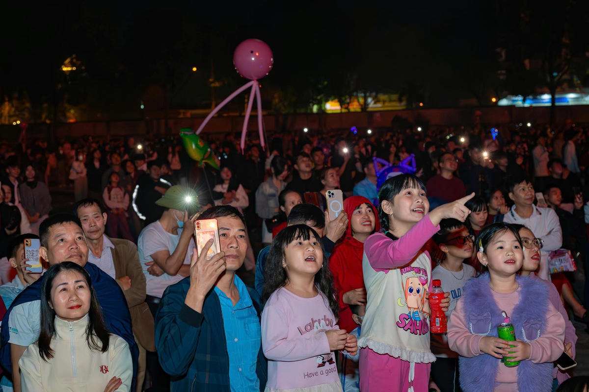 Người dân phường Tam Điệp háo hức thưởng thức màn pháo hoa rực rỡ. Ảnh: Ngọc Linh