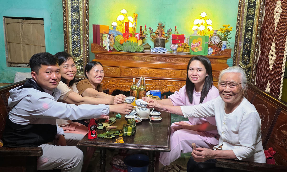 Ai cũng hân hoan, chúc mừng một mùa xuân mới an lành, hạnh phúc... Ảnh: Nguyễn Chung.