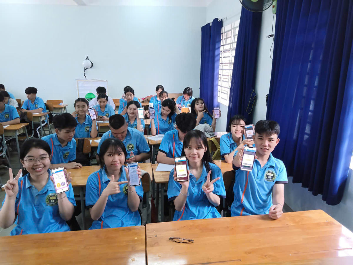 Học sinh sử dụng ứng dụng trên điện thoại di động để tìm hiểu phòng chống tác hại của&nbsp; thuốc lá. Ảnh: NVCC.