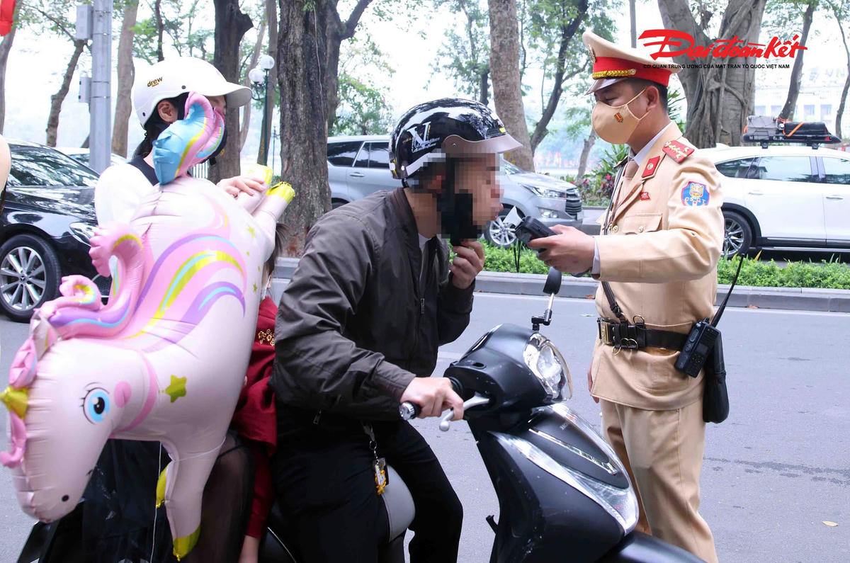 CSGT kiểm tra nồng độ cồn.