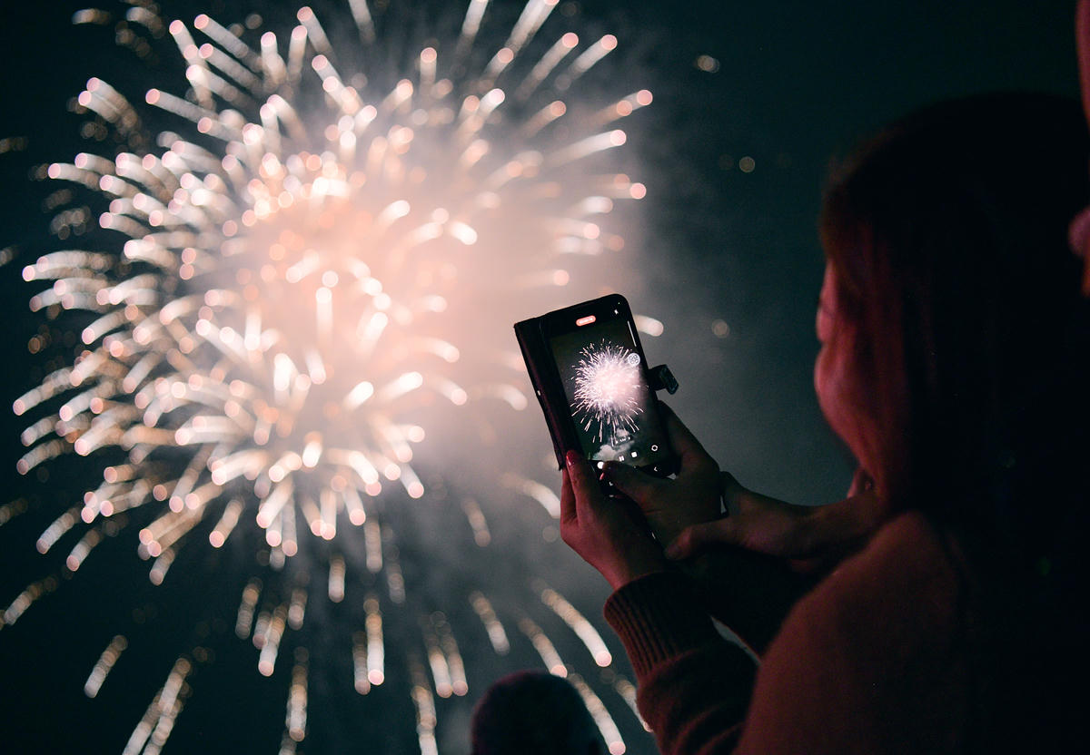 Sau khi khép lại chương trình nghệ thuật 'Tết quê hương - Ninh Bình 2026', đúng 0h tại tại trung tâm phường Hoa Lư,  bầu trời quảng trường Đinh Tiên Hoàng Đế bừng sáng với hơn 100 giàn pháo hoa rực rỡ. Ảnh: Minh Hải