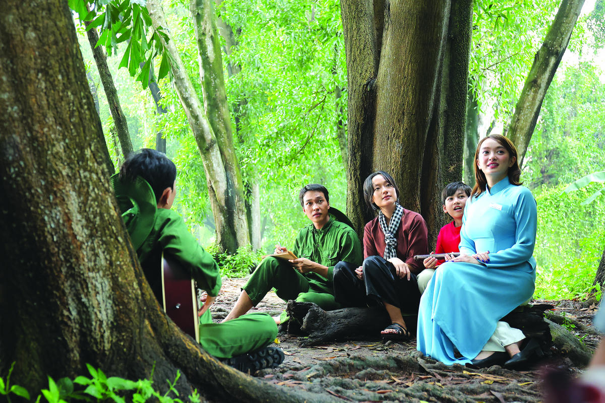 Diễn viên trong ba bộ phim "Mưa đỏ", "Địa đạo - Mặt trời trong bóng tối", "Tử chiến trên không" cùng xuất hiện trong MV Việt Nam Tinh Hoa, bài hát chủ đề của Giải thưởng Tinh Hoa Việt 2025.