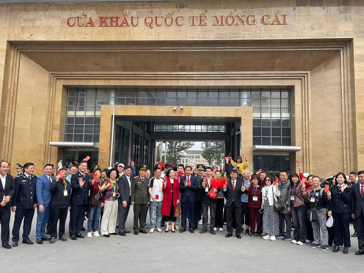Tỉnh Quảng Ninh tổ chức đón đoàn khách "xông đất" Cửa khẩu quốc tế Móng Cái.